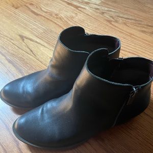 Sz 8.5 Black Leather booties by Kensie